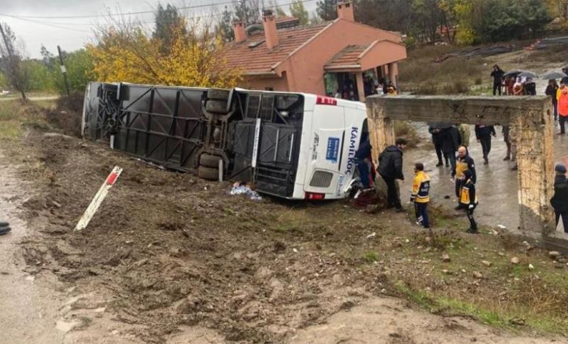 DİYARBAKIR’DA YOLCU OTOBÜSÜ DEVRİLDİ: 3’Ü AĞIR 35 YARALI