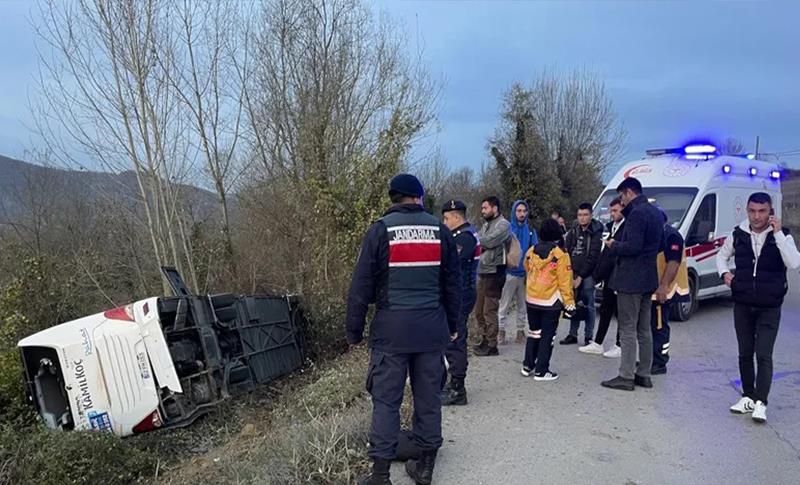 BARTIN'DA YOLCU OTOBÜSÜ DEVRİLDİ: 40 YARALI