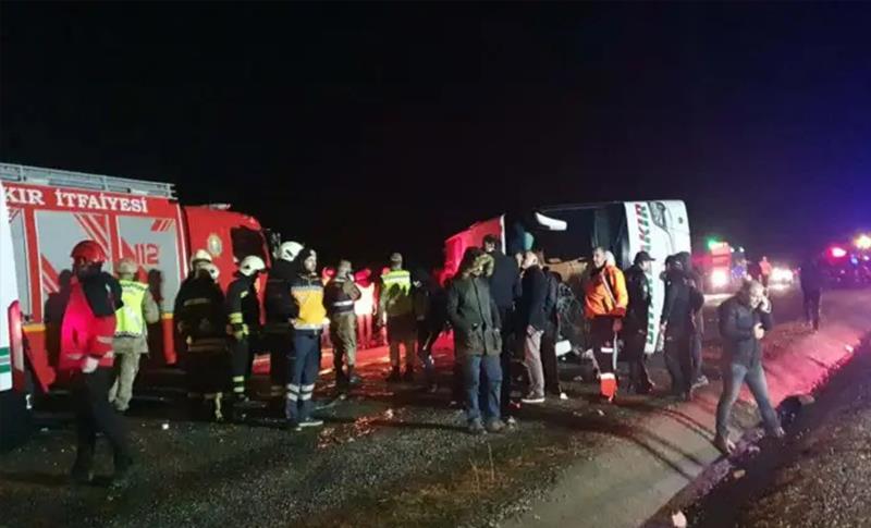 DİYARBAKIR'DA YOLCU OTOBÜSÜ DEVRİLDİ: 5 ÖLÜ, 2’Sİ AĞIR 23 YARALI