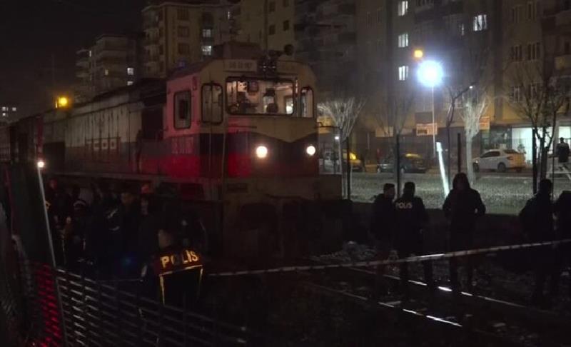 DİYARBAKIR'DA YÜK TRENİNİN ÇARPTIĞI KİŞİ ÖLDÜ