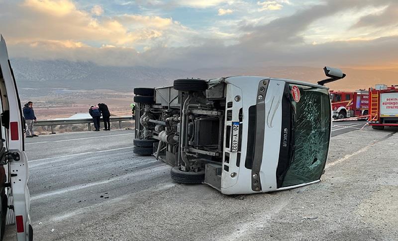 DENİZLİ’DE SERVİS ARACI DEVRİLDİ! 2 ÖLÜ, 2’Sİ AĞIR 15 YARALI