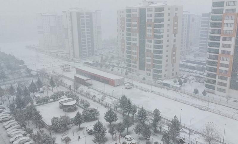 DİYARBAKIR’DA BEKLENEN KAR YAĞIŞI BU SABAH BAŞLADI