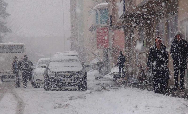 DİYARBAKIR’DA KAR YAĞIŞI ARTTI TEMİZLEME ÇALIŞMALARI EKSİK KALDI