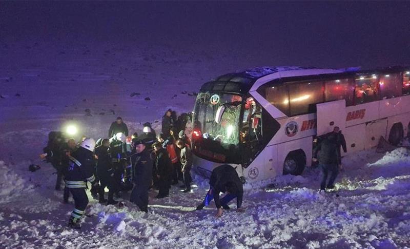 DİYARBAKIR’DA YOLCU OTOBÜSÜ DEVRİLDİ: 4’Ü AĞIR 30 YARALI