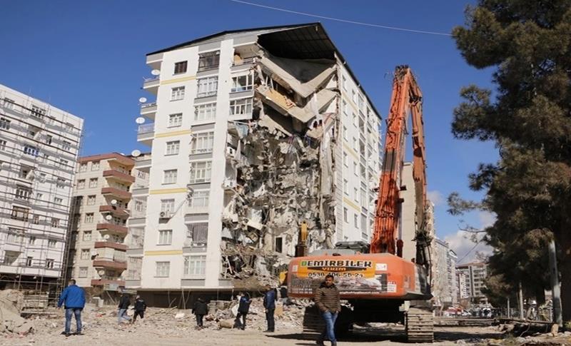 DİYARBAKIR’DA 35 AĞIR HASARLI BİNANIN YIKIMINA BAŞLANDI