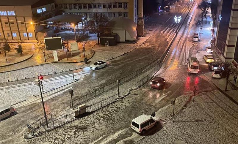 ANTEP'TE SAĞANAK VE DOLU! YOLLAR GÖLE DÖNDÜ