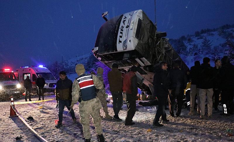 ERZİNCAN'DA OTOBÜS DEVRİLDİ! 2 ÖLÜ, 21 YARALI