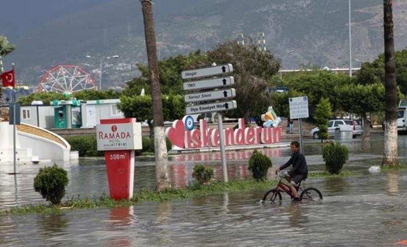 İSKENDERUN'DA LODOS VE SAĞANAK CADDELERİ SU ALTINDA BIRAKTI