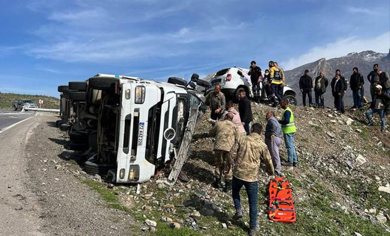 ŞIRNAK'TA TIR İLE HAFİF TİCARİ ARAÇ ÇARPIŞTI: 3 ÖLÜ