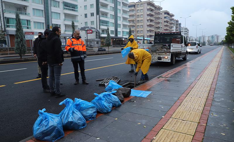 DİSKİ CADDE VE SOKAK ALTYAPI HATLARINDA ÇALIŞMALARINI SÜRDÜRÜYOR