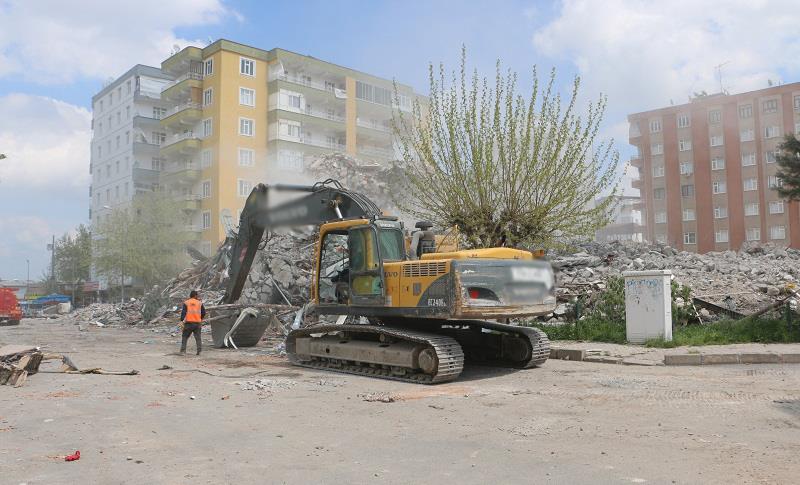 DİYARBAKIR’DA BİR KISMI ÇÖKEN BİNA KONTROLLÜ YIKILDI