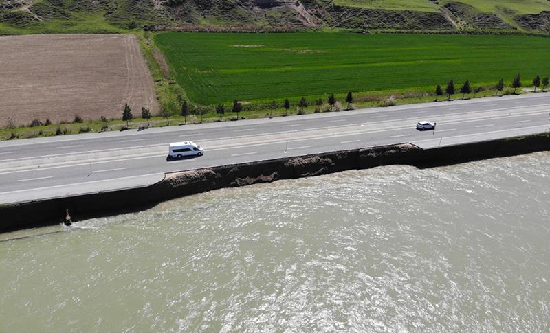 BATMAN BARAJINDA SULARI YÜKSELİNCE ANA YOL ÇÖKTÜ