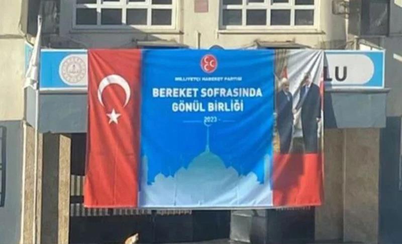 OKULDA RESMİ MAKAMLARIN İZNİYLE SİYASİ PROPAGANDA PANKARTI!