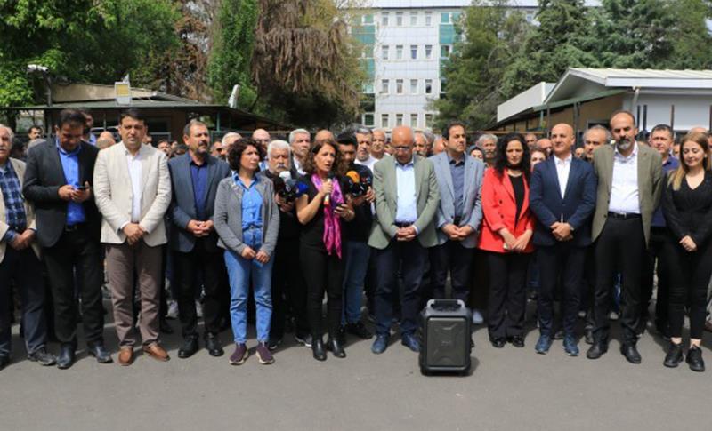 DİYARBAKIR ADLİYESİ ÖNÜNDE AÇIKLAMA: KORKMUYORUZ, BURADAYIZ