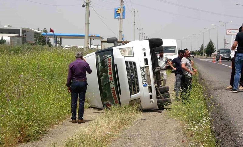 DİYARBAKIR’DA MİNİBÜS ŞARAMPOLE YUVARLANDI: 7 YARALI