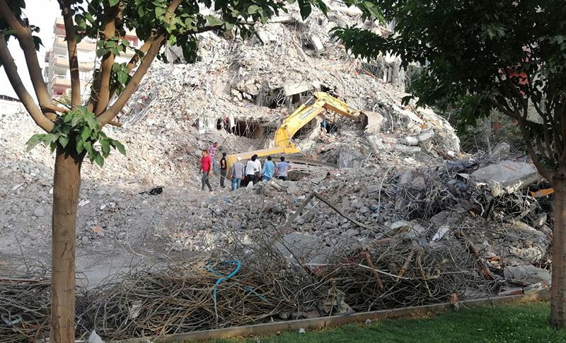 DİYARBAKIR’DA YIKIM ÇALIŞMASININ SÜRDÜĞÜ BİNADA ÇÖKME MEYDANA GELDİ, İŞ MAKİNESİ MAHSUR KALDI!