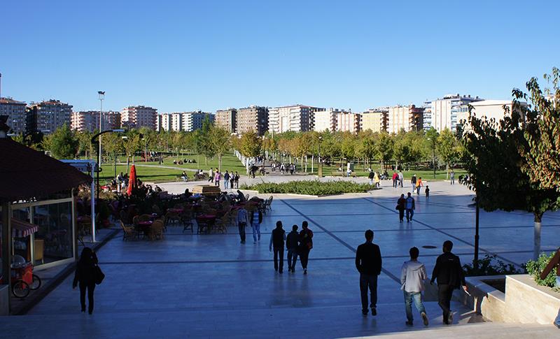 DİYARBAKIR’DA SİNEKLER ARTTI, VATANDAŞ BELEDİYEDEN ÖNLEM İSTEDİ