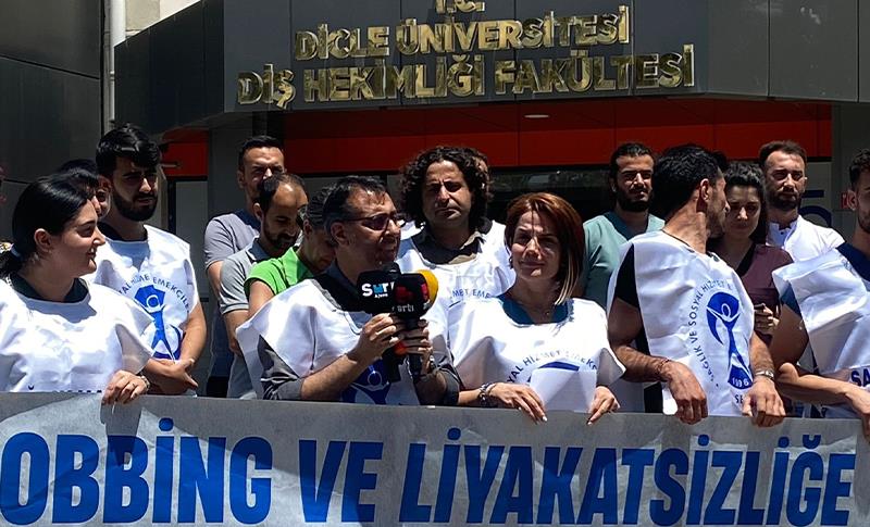 SAĞLIK ÇALIŞANLARINDAN HASTANE ÖNÜNDE MOBBİNG PROTESTOSU