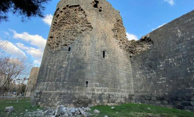 SURLARIN DEPREMDE HASAR GÖREN KISIMLARI 4 AY GEÇMESİNE RAĞMEN ONARILMADI