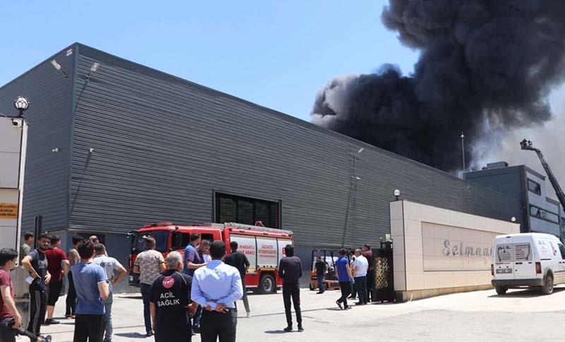 FABRİKA YANGINNDA DUMANDAN ETKİLENEN İŞÇİLER HASTANEYE KALDIRILDI