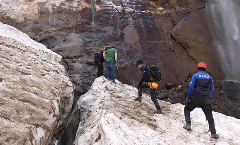 HAKKARİ’DE KIRILAN BUZULLARIN ARASINDA KAYBOLAN 2 KİŞİNİN DE CANSIZ BEDENİNE ULAŞILDI