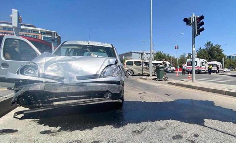 DİYARBAKIR'DA ZİNCİRLEME KAZA: ÇOK SAYIDA YARALI VAR