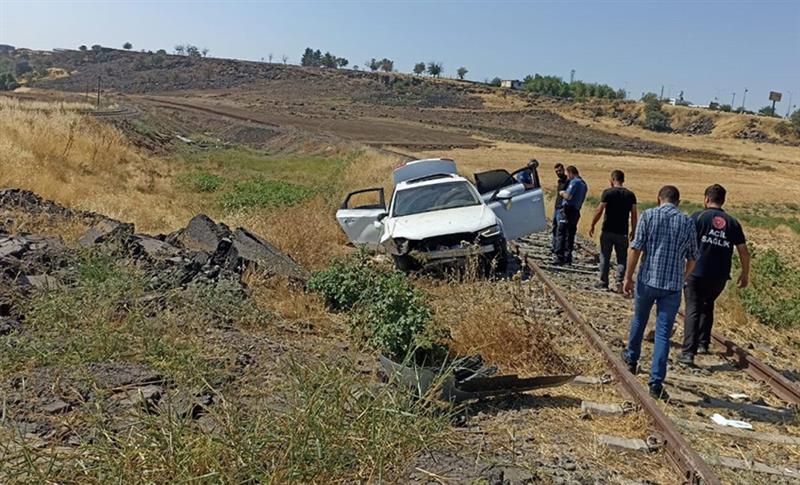 DİYARBAKIR’DA OTOMOBİL RAYLARIN ÜZERİNE DEVRİLDİ: 5 YARALI