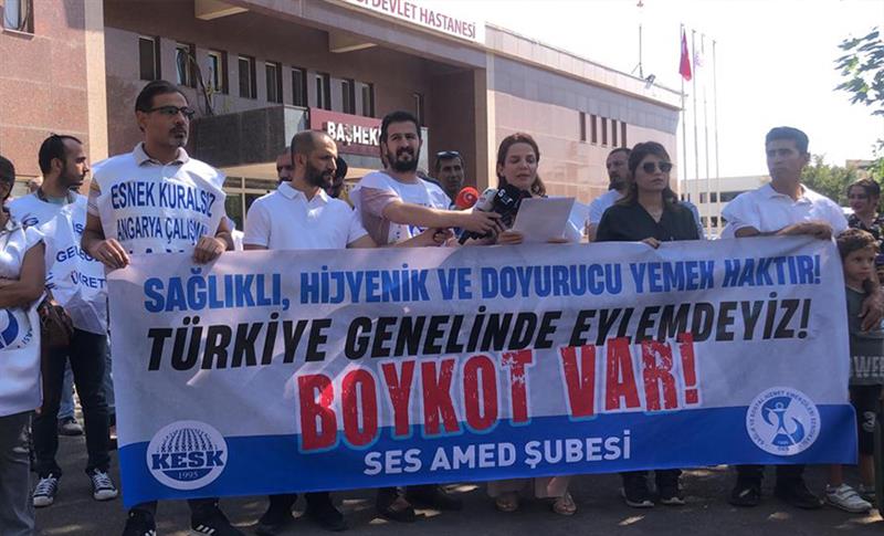 SES AMED ŞUBE, KAMUDAKİ YEMEKLERİ “SİMİT” İLE PROTESTO ETTİ