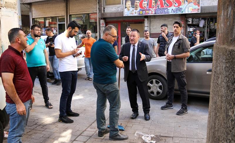 DİYARBAKIR ESNAFINDAN BELEDİYE BAŞKANINA ÇÖP ATMA İSYANI