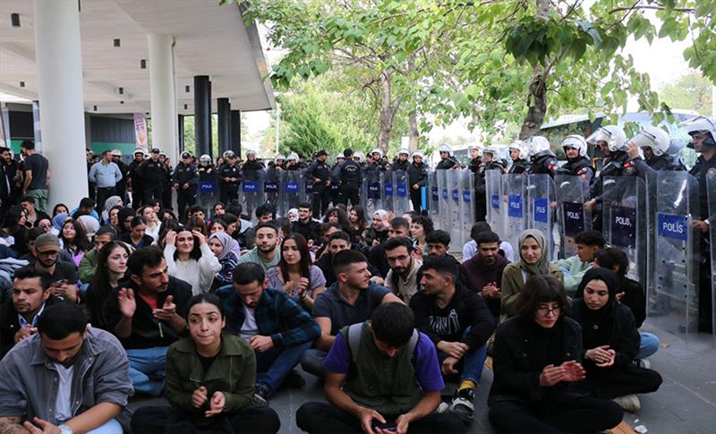 DÜ ÖĞRENCİLERİ KAMPÜSTEKİ TACİZ VE ASANSÖR FACİASINI PROTESTO ETTİ