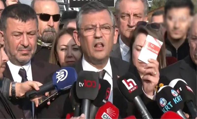 CHP GENEL BAŞKANI ÖZGÜR ÖZEL ANAYASA MAHKEMESİ ÖNÜNDE: 'REJİMİN ORTADAN KALDIRILMASIYLA KARŞI KARŞIYAYIZ'