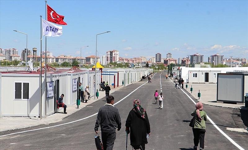 KAYAPINAR’DA DEPREMZEDELERİN KALDIĞI KONTEYNER KENTTE YANGIN