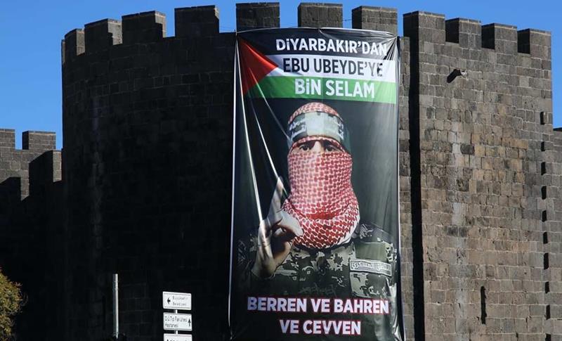 DİYARBAKIR'DA SURLARA EBU UBEYDE POSTERİ ASILDI