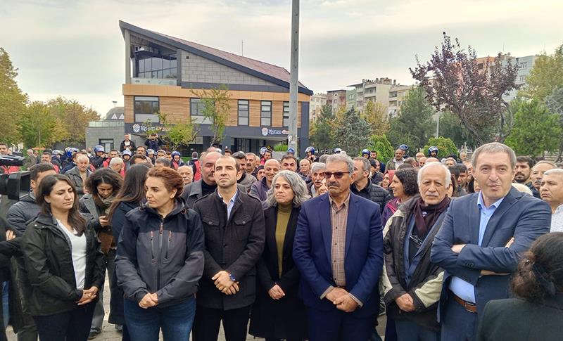 DİYARBAKIR'DA ÖCALAN GERGİNLİĞİ! ÇOK SAYIDA GÖZALTI