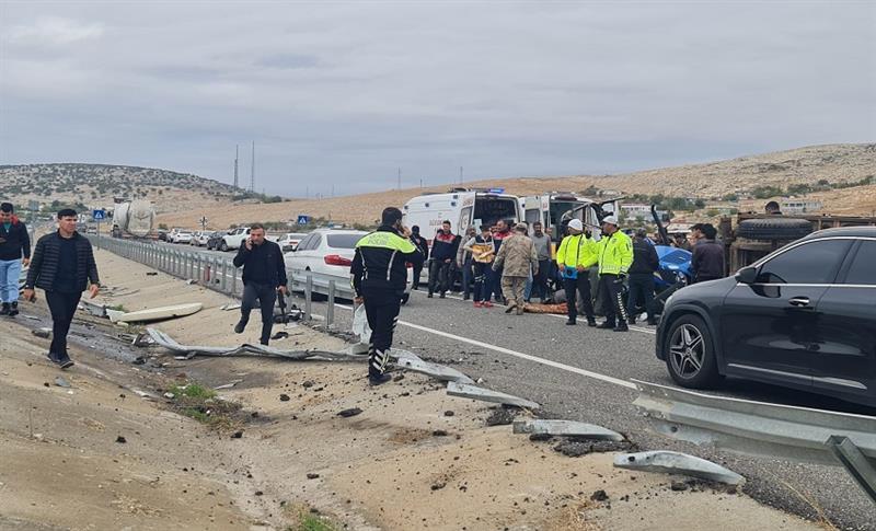 DİYARBAKIR’DA TIR İLE TRAKTÖR ÇARPIŞTI! 1 ÖLÜ, 1 YARALI