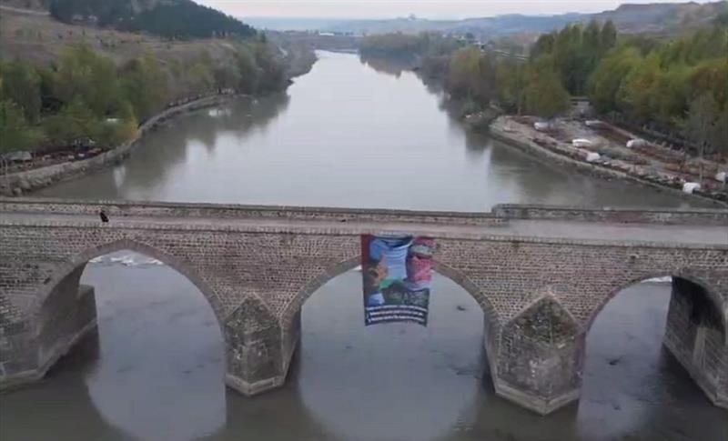 SURLARDAN İNDİRİLEN POSTER ON GÖZLÜ KÖPRÜ’YE ASILDI