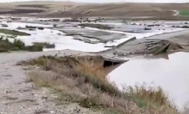 MEYDANA GELEN SELDE ÇAKILI KÖYÜ’NDEKİ KÖPRÜ YIKILDI