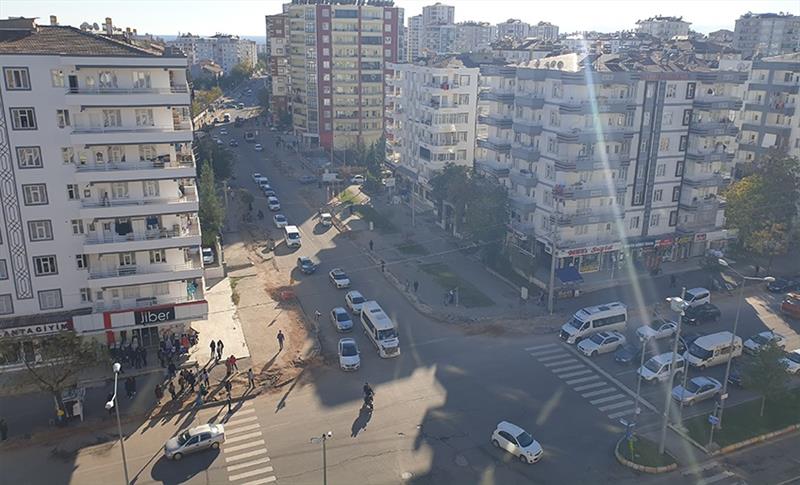 DİYARBAKIR’DA GÜNEŞLİ HAVAYA RAĞMEN SOĞUK HAVA DEVAM EDİYOR