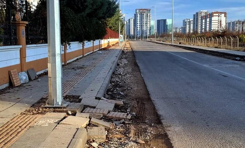 DEDAŞ’IN KAZIP DÜZELTMEDİĞİ ÇUKURLAR MAĞDUR EDİYOR