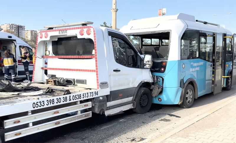 DİYARBAKIR'DA ÇEKİCİ YOLCU MİNİBÜSÜNE ÇARPTI! 10 YARALI