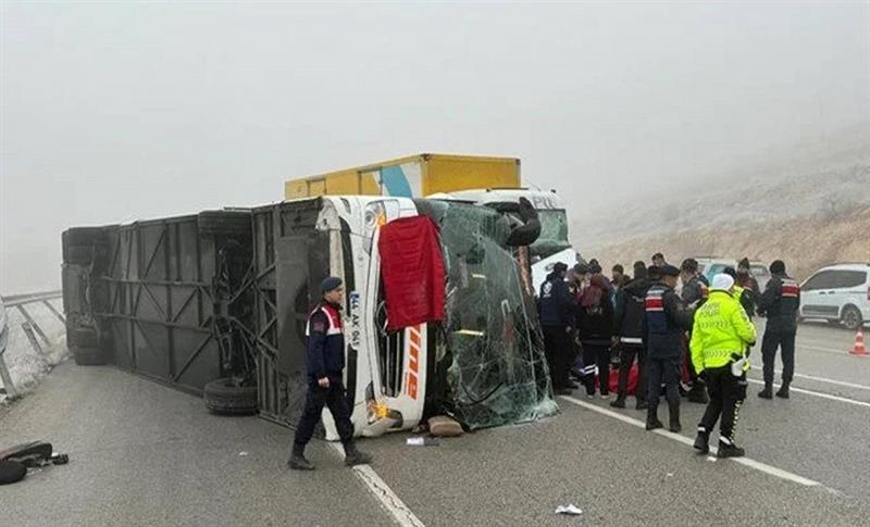 MALATYA'DA YOLCU OTOBÜSÜ DEVRİLDİ: 4 ÖLÜ, 36 YARALI