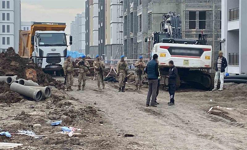 KARKEREK LI ÎNŞAATA TOKÎ’YÊ DI BIN KAMYONÊ DE MA Û REHMET KIR