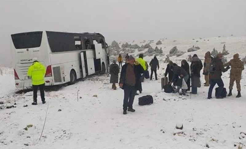 KARS'TA ZİNCİRLEME KAZA: 2 KİŞİ ÖLDÜ, 8 KİŞİ YARALANDI