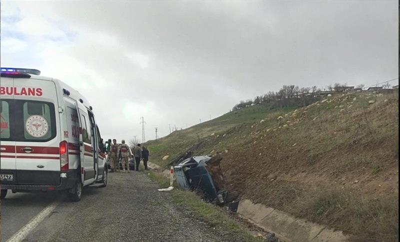 SİLVAN’DA KONTROLÜNÜ KAYBEDEN SÜRÜCÜ KAZA YAPTI! 2 YARALI