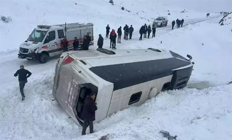 CENAZEDEN DÖNENLERİ TAŞIYAN YOLCU OTOBÜSÜ DEVRİLDİ: 14 YARALI