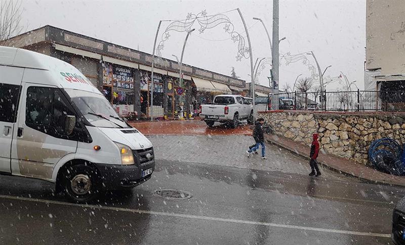 DİYARBAKIR’DA KAR YAĞIŞI ETKİLİ OLUYOR