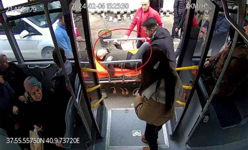 LI AMEDÊ AJOKARÊ OTOBUSÊ BI ERKA XWE JÎYANEK XILAS KIR