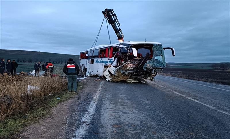 YOZGAT’TA YOLCU OTOBÜSÜ DEVRİLDİ; ÇOK SAYIDA YARALI VAR