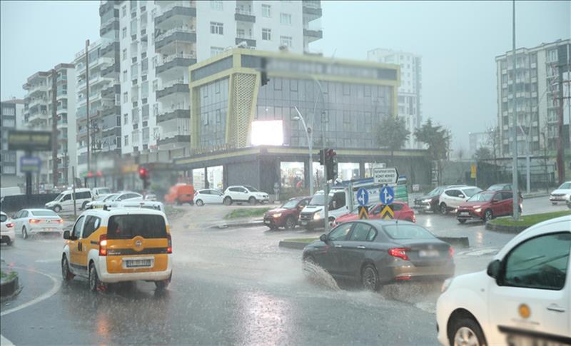 DİYARBAKIR’DA GÜNEŞLİ HAVA YERİNİ SAĞANAK YAĞIŞA BIRAKIYOR