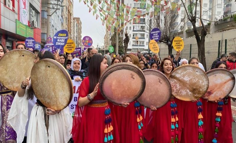 DİYARBAKIR’DA ‘ANADİL GÜNÜ’NDE KÜRTÇE İÇİN YÜRÜYÜŞ YAPILDI